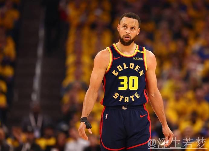 库里背传助攻底角斯潘塞三分失准，勇士遭遇得分荒近3分钟